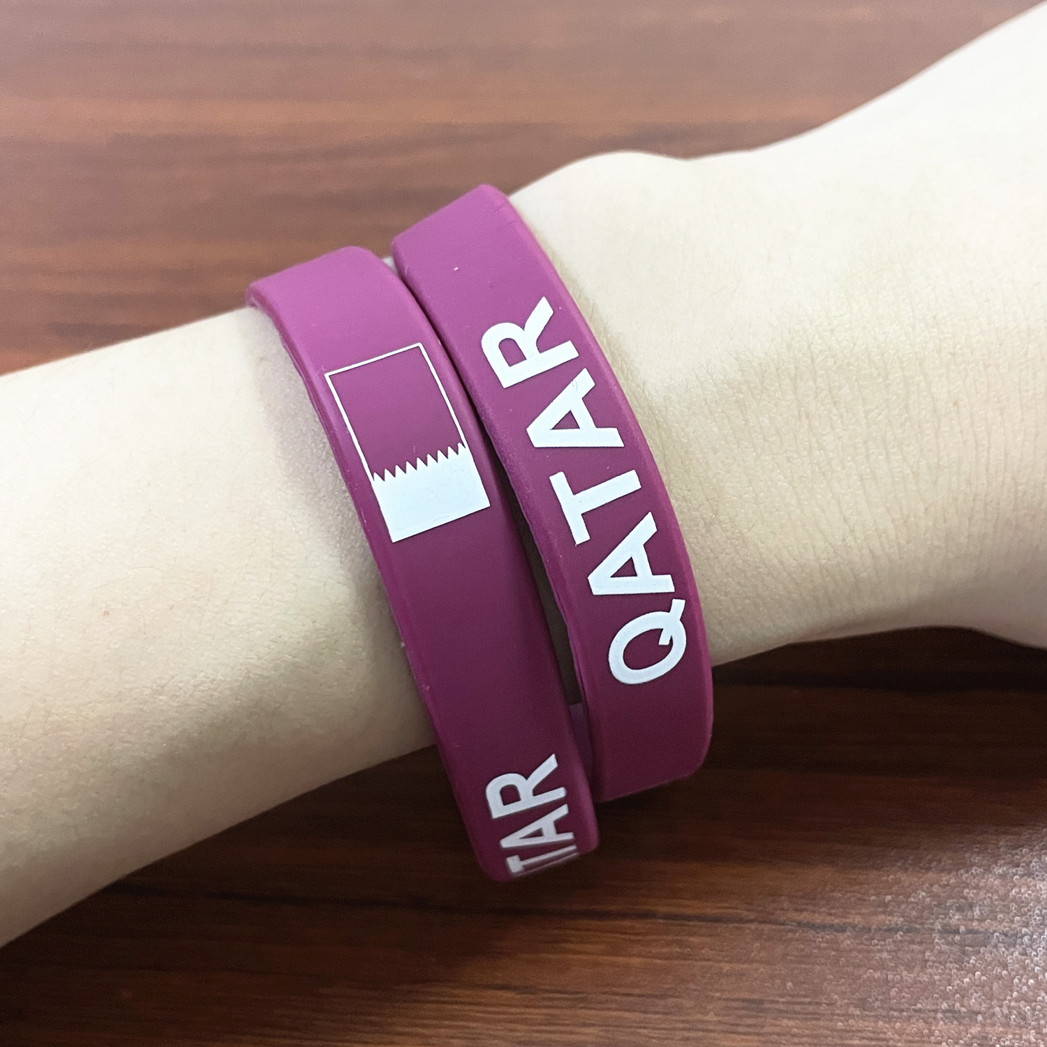 2 stücke Katar Flagge Silikon  – Women Accessories Qatar Bewertung und Preis