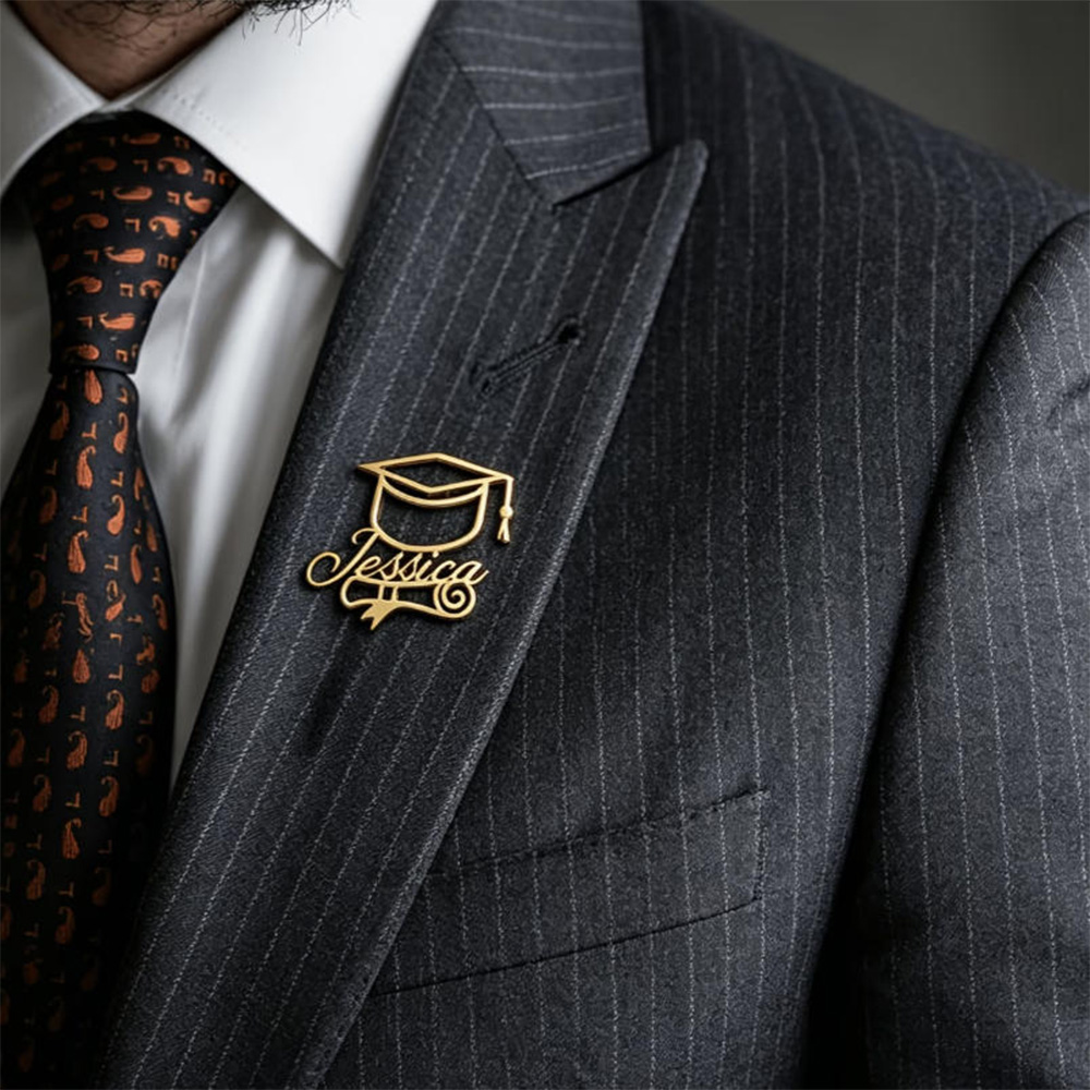 Personalisierte Abschlussfeier – Brooch Pin Gold Bewertung und Preis