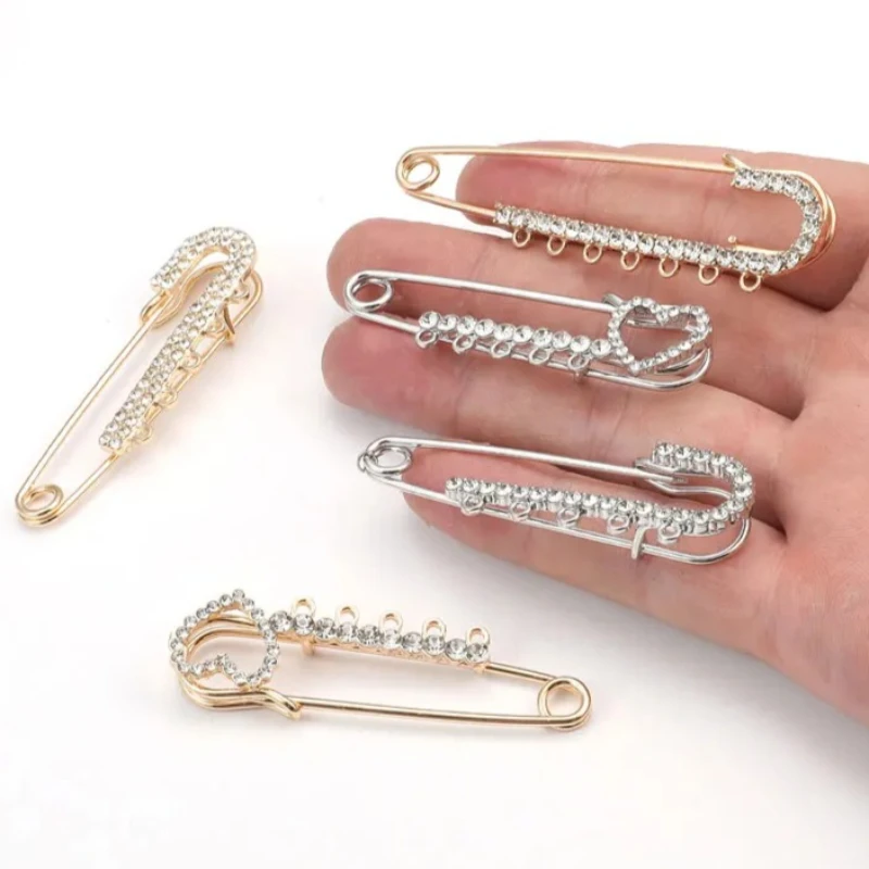 Legierungs-Strass-Broschen in  – Brooch Pin Gold Bewertung und Preis